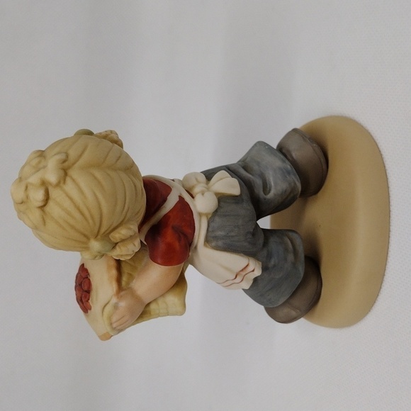 Vintage Enesco Special Edition 1989 Girl with Pie Porcelain Figurine - Picture 7 of 13